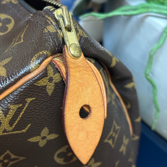 Louis Vuitton Speedy 30 in great condition. Clean inside; minimal wear to handle - Picture 3 of 4